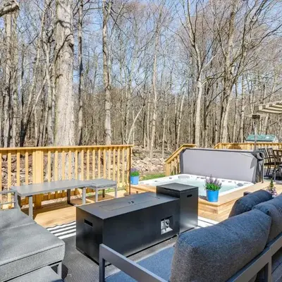 Poconos Hot Tub Haven! 14 Mi to Camelback Resort