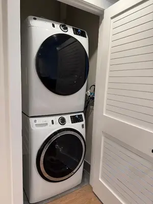 a microwave and a washing machine in a room at Hoboken 3BR Queen Loft in Hoboken