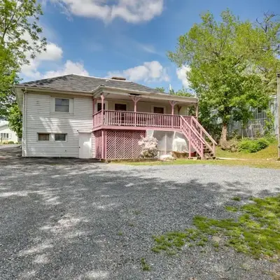 9 Mi to Midtown Convenient Harrisburg Apt