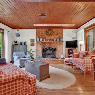 Spacious Antique Charm Home by Leavetown Vacations