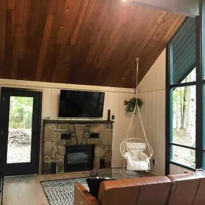 Cozy Cottage 1 Block Walk From Lake Naomi - Poconos Pennsylvania Area 2 hours from New York City or Philadelphia - Pets Welcome - Check Minimum Night Requirement