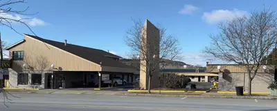 a building on the side of a street at Mansfield Inn in Mansfield