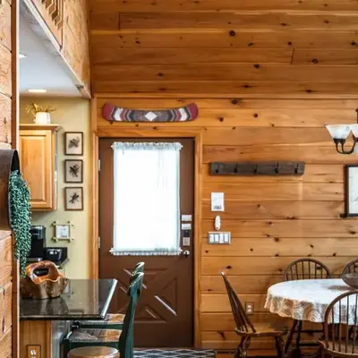 Lazy River Cabin: Lakefront Stay