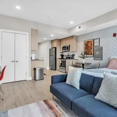 Floor To Ceiling Windows- Bridge Views - Studio