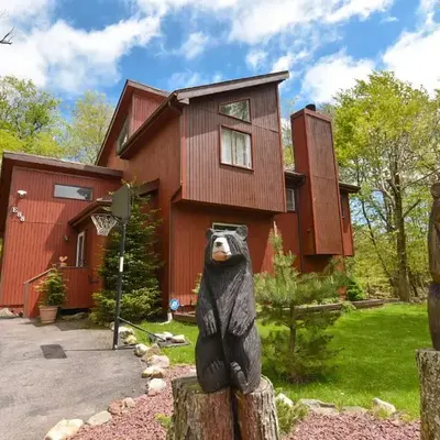 Bool Bear Lodge a pet friendly Pocono Vacation Home with Fireplace