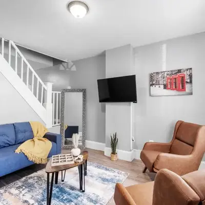 Bright Corner Flat near Transit and Trails
