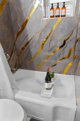 a bottle of wine sitting on top of a bath tub at Moderno y Céntrico Estacionamiento Privado A 15 min de NYC in Jersey City
