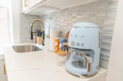 a mixer sitting on a counter in a kitchen at Moderno y Céntrico Estacionamiento Privado A 15 min de NYC in Jersey City