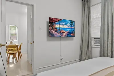 a bedroom with a bed and a painting on the wall at Moderno y Céntrico Estacionamiento Privado A 15 min de NYC in Jersey City