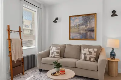 a living room with a couch and a table at Moderno y Céntrico Estacionamiento Privado A 15 min de NYC in Jersey City