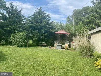 a garden with a gazebo in a yard at Family Home in mainheim PA close to atractions in Manheim