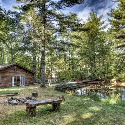Cozy Cottage Rental with Small Private Pond in Canadensis