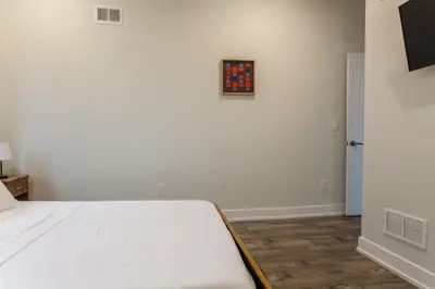 a bedroom with a bed and a painting on the wall at 2-Bed&2-BathWDCentralKitchenWifiDesk in Philadelphia