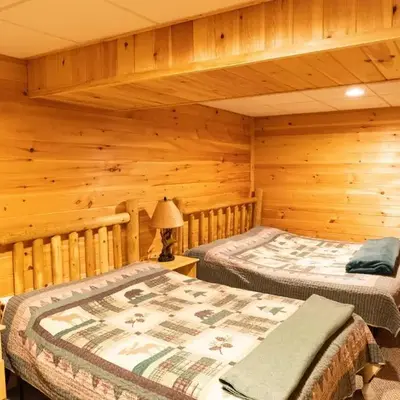 6 BR log cabin JFBB ski /HOT TUB