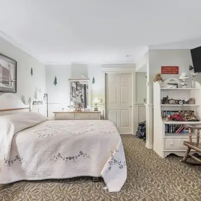 Quiet Getaway with Queen Bed & Wi-Fi