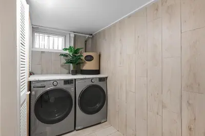 a laundry room with a washer and dryer at 15m to NY Cozy Relaxing Home in Hackensack