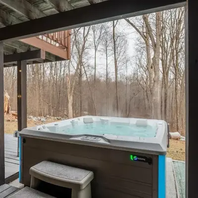 5 min to Lake Chic Cozy Hot Tub