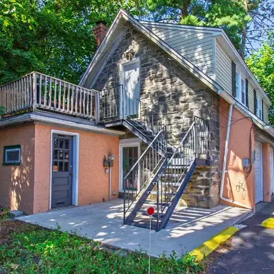 Comfy 1 BR Hide Away Apt w Garage Parking