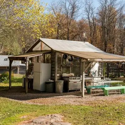 Gorgeous Fully Restored Caravan Nestled in the Trees Along Silver Lake for a Unique Vacation in Woodridge
