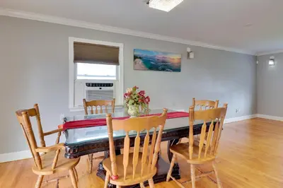 a dining room with a table and chairs at 5 Mi to Dtwn Newark Hillside Vacation Rental in Hillside