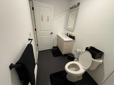 a bathroom with a white toilet and a sink at Cómodo departamento en Elizabeth cerca de NYC in Elizabeth