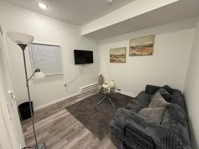 a living room with a couch and a flat screen tv at Cómodo departamento en Elizabeth cerca de NYC in Elizabeth