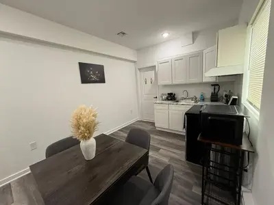 a kitchen and dining room with a table and a tv at Cómodo departamento en Elizabeth cerca de NYC in Elizabeth