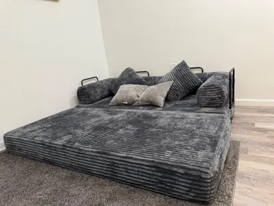 a bed with pillows on it in a room at Cómodo departamento en Elizabeth cerca de NYC in Elizabeth