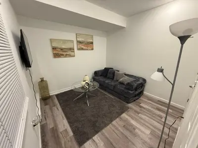 a living room with a couch and a table at Cómodo departamento en Elizabeth cerca de NYC in Elizabeth