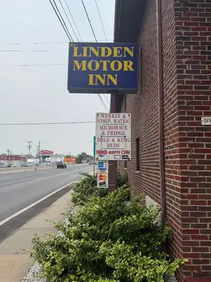 a sign for a motor inn on the side of a brick building at Linden Motor Inn in Linden