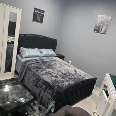A newly built detached studio apartment with queen size bed