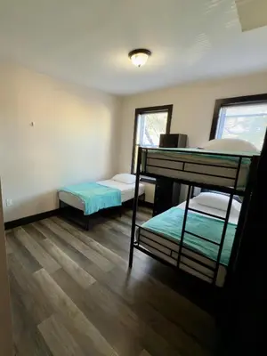 a room with two bunk beds and a window at Oasis de comodidad Habitación individual o compartida in Jersey City