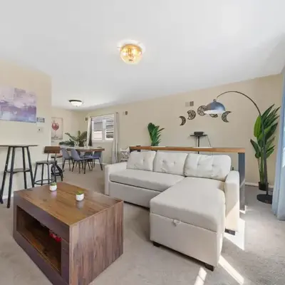Spacious Apartment - 3 min Train to NYC