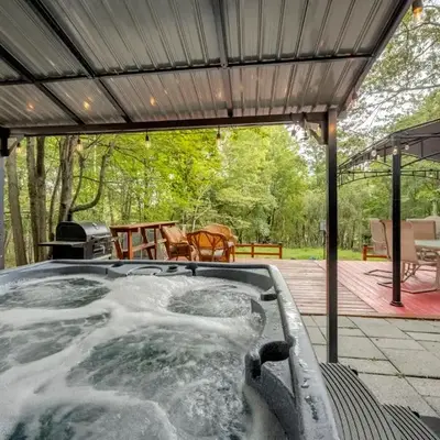 Stunning! Pocono Escape! HotTub Sauna Pool Ski Pet-Friendly Firepit Game Room Fireplace BBQ Lakes Tennis Fishing