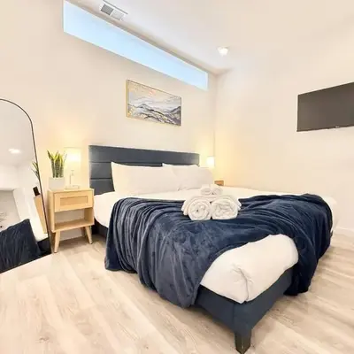 Chic 1BR Old City Apt with King Bed