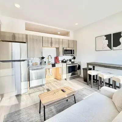 Stylish 1Br King with Gym in the Heart of Old City