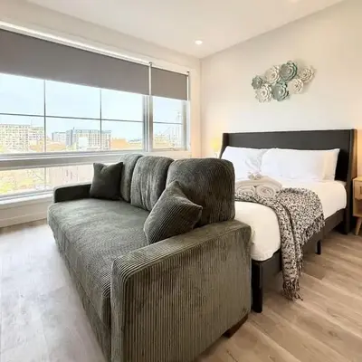 Studio Apt with Skyline Views