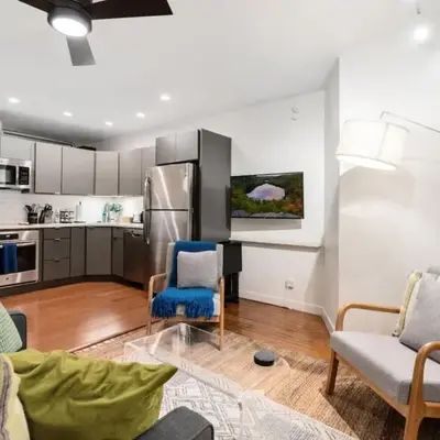 Chic Apartment with King Bed in Old City