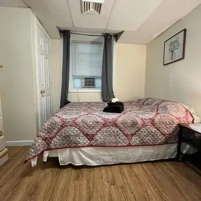 Cozy Efficiency Room WalktoUHS