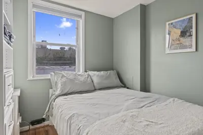a bedroom with a bed and a window at The Bella Vista Townhouse in Philadelphia
