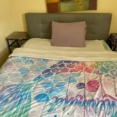 2131 queen room With shared Bathroom