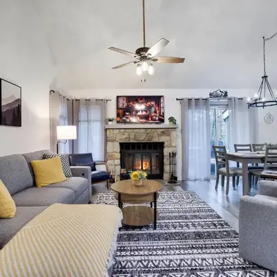 Cozy 2BR Townhouse with Mountain Views & BBQ