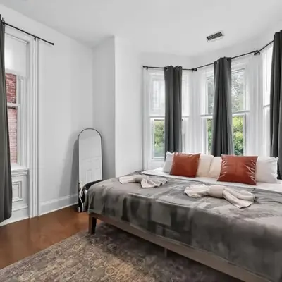 Lovely 1BR Center City with King Bed and Sleeper Sofa