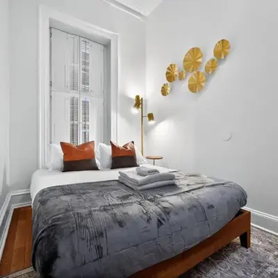 Sunny 1BR in Center City with King Sized Memory Foam Sofa Bed
