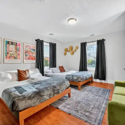 Large Studio in Center City that Sleeps 4 with Fast Wifi