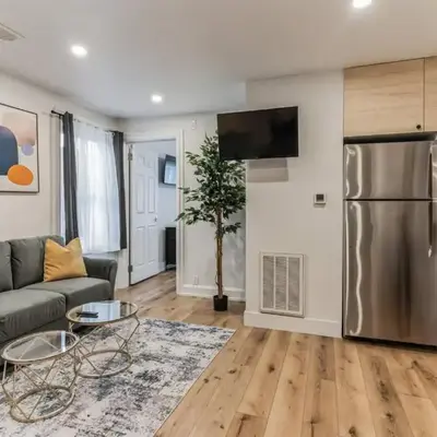 Large and Cozy Center City 1BR