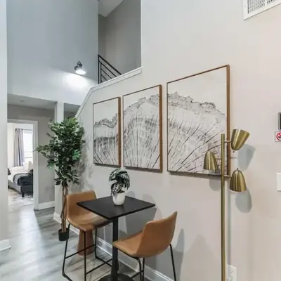 Bi-Level 2BR Loft in Old City