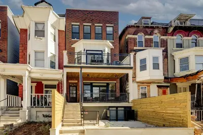 a group of houses in a city at 2BR - Fairmount Park -10 mins to DT - Sleeps 10 in Philadelphia