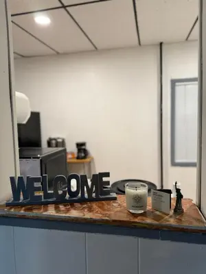 a welcome sign sitting on top of a counter at Cozy Comfy with AMAZING NYC Views 15min to Manhattan T SQ in Union City
