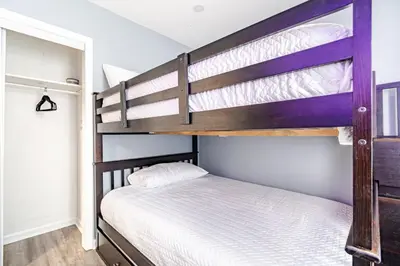 a bedroom with two bunk beds in a room at Gythio in Keansburg
